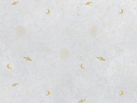 Designer-Fototapete mit Muster aus goldenen Planeten und Wolken am milchigen Himmel