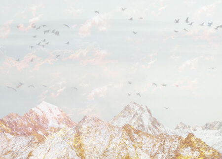 Exklusive Tapete fliegende Vögel in den Wolken über goldenen Bergen auf hellem Hintergrund