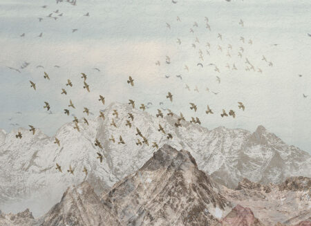 Exklusive Tapete mit einem Vogelschwarm, der über die dunklen Berge fliegt