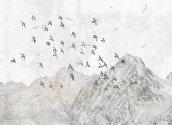 Exklusive Tapete mit Vögeln, die über die Berge fliegen, auf einer schäbigen hellgrauen Textur.