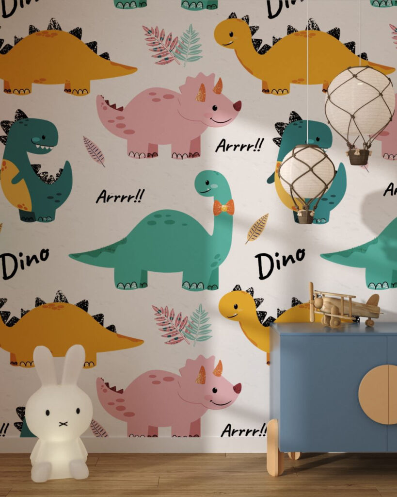 Kindertapete mit bunten Dinosauriern und Buchstaben auf weißem Hintergrund im Babyzimmer