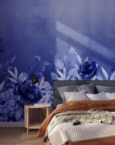 Designer Fototapete mit Pfingstrosen und Gerbera in lila Blautönen im Schlafzimmer