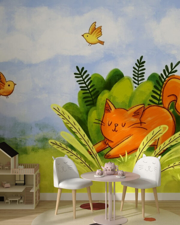 Kindertapete mit gemalter Katze und gelben Vögeln auf dem Hintergrund einer Landschaft in einem Babyzimmer