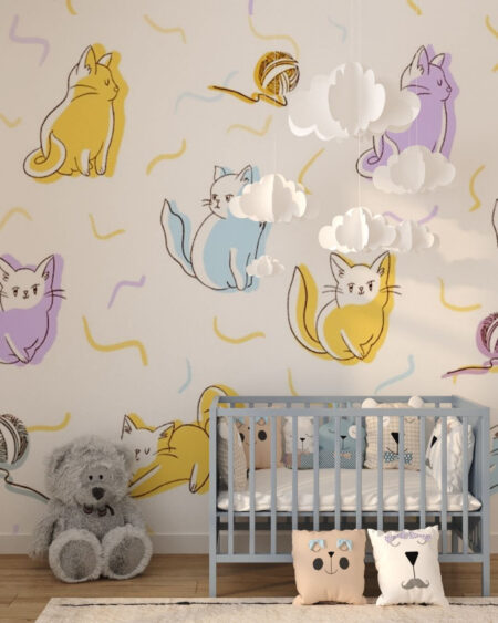 Kindertapete mit bunten Kätzchen und Fadenknäuel im Babyzimmer