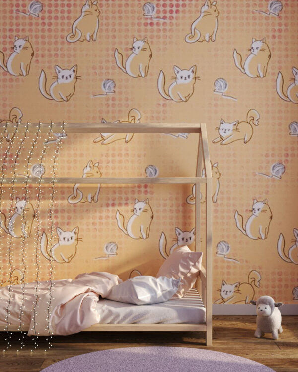 Kindertapete mit kleinen gelben Kätzchen und weißen Fadenknäueln im Babyzimmer