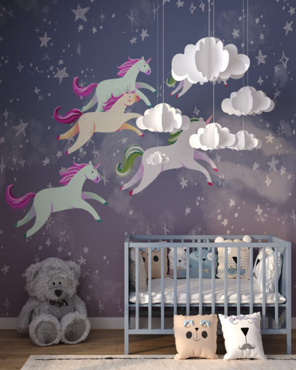 Fototapete mit bunten laufenden Einhörnern auf dekorativem Sternenhintergrund für ein Babyzimmer