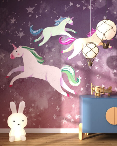 Fototapete mit drei bunten laufenden Einhörnern auf einem dekorativen Sternenhintergrund für ein Kinderzimmer