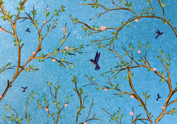Fresken Tapete mit blühenden Pflanzen und fliegenden lila Kolibris auf blauem dekorativem Hintergrund