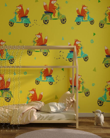 Tapete mit Fuchsen auf bunten Mopeds auf gelbem Hintergrund für das Kinderzimmer