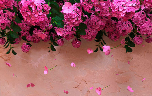 3D-Tapete mit rosa Hortensie und bröckelnden Blütenblättern auf strukturiertem Vintage-Hintergrund in Beigetönen