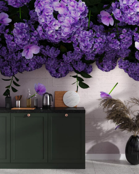 3D-Tapete mit lila Hortensien und bröckelnden Blütenblättern auf strukturiertem Hintergrund für die Küche