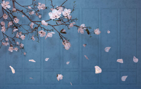 Fototapete mit kirschblütenzweig und bröckelnden weißen Blütenblättern auf einem dekorativen strukturierten Hintergrund in Blautönen
