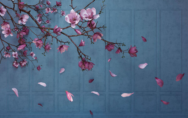 Fototapete mit kirschblütenzweig und bröckelnden rosa Blütenblättern auf einem dekorativen strukturierten Hintergrund in Blautönen