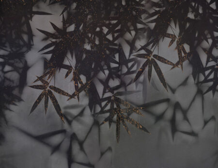 Fototapete mit tropischen Blättern und goldenen Flecken auf unscharfem Hintergrund in dunklen Grautönen