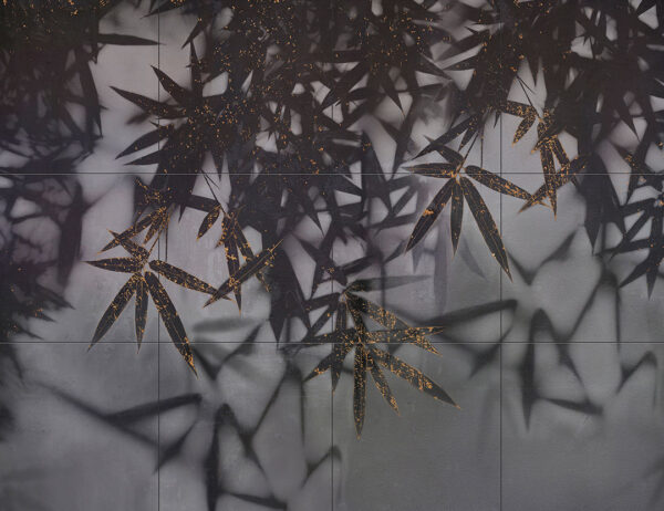 Fototapete mit tropischen Blättern und goldenen Flecken auf unscharfem Hintergrund in dunklen Grautönen auf gekachelter Textur