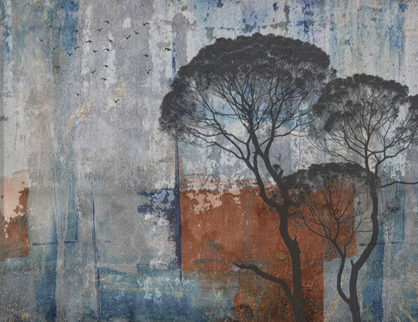 Exklusive Tapete mit Silhouetten afrikanischer Bäume und fliegender Vögel vor einer dekorativen Textur mit Geometrie in Grau-, Braun- und Blautönen