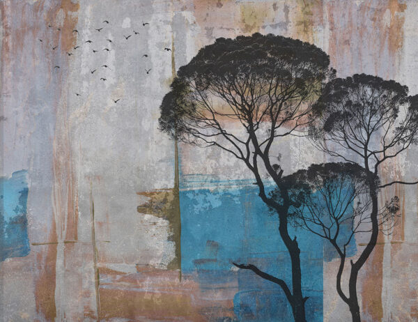 Exklusive Tapete mit Silhouetten afrikanischer Bäume und fliegender Vögel auf einem geometrischen dekorativen Hintergrund in Grau-, Hellblau- und Beigetönen