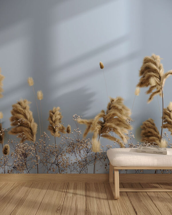 3D Tapete mit großem Schilfgras und getrockneten Blumen auf blauem Hintergrund fürs Wohnzimmer