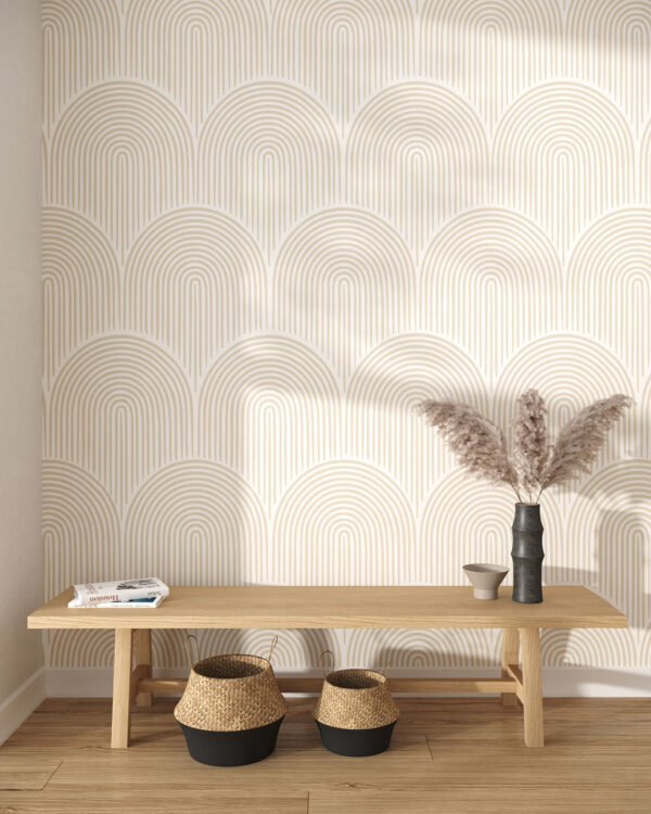 Fototapete mit einer Textur aus geometrischen Konturbögen in Hellbeige auf weißem Hintergrund fürs Wohnzimmer