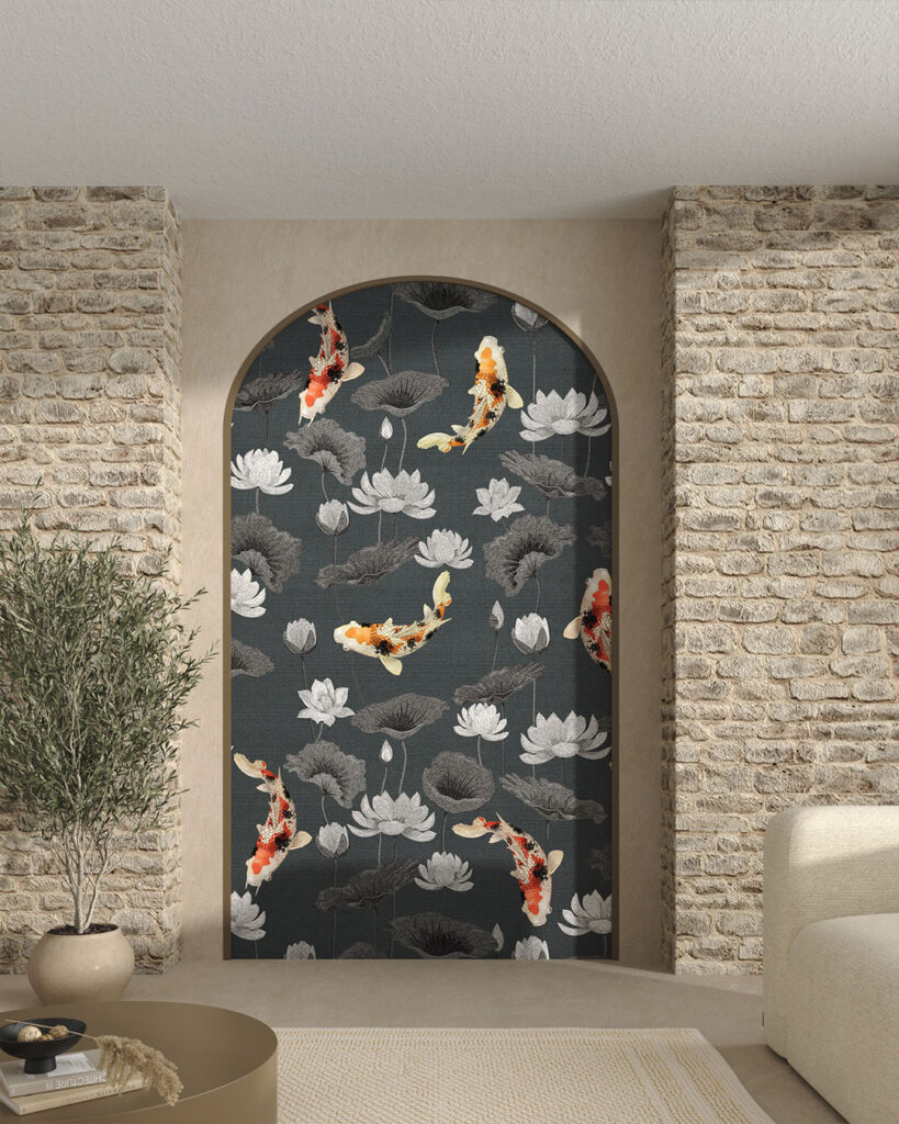 Tapeten mit bunten Koi Fischen Muster auf strukturiertem dunkelgrauem Hintergrund, verziert mit dekorativen Blumen fürs Wohnzimmer