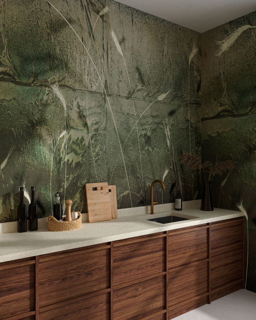 Fototapete mit Schilf auf strukturiertem Kachelhintergrund in dunklen Grüntönen für die Küche