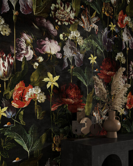 Vintage Tapete mit bunten Blumen Muster auf schwarzem strukturiertem Hintergrund für das Schlafzimmer