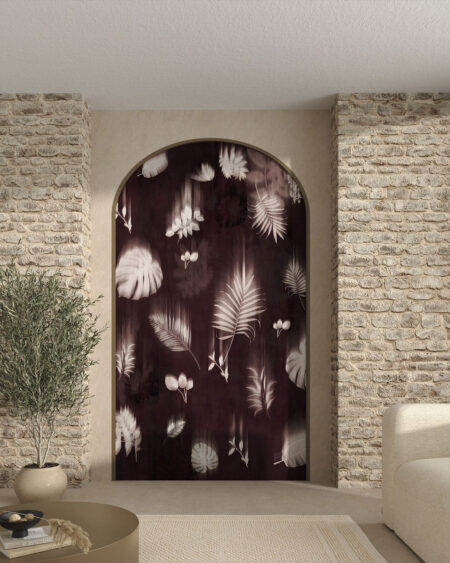 Designer-Fototapete mit hellen Silhouetten tropische Blätter auf einem dunklen burgunderfarbenen dekorativen Hintergrund für Wohnzimmer