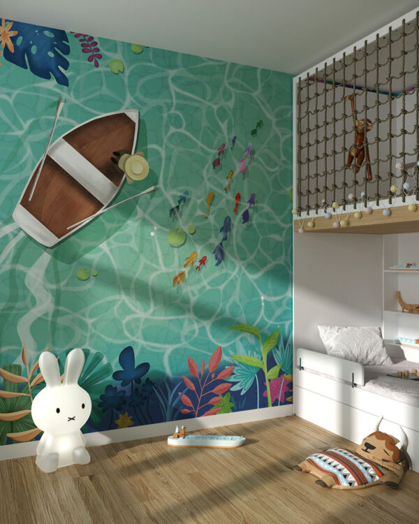 Tapete mit einem Boot, in dessen Nähe bunte Fische vor einem Hintergrund leuchtender tropischer Blätter schwimmen fürs Kinderzimmer
