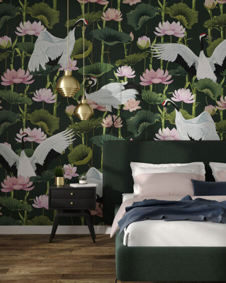 Exklusive Tapete mit japanischen Kranichen und Seerosen Muster auf dunkelgrünem Hintergrund für das Schlafzimmer