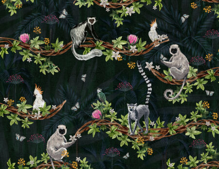 Tapete mit Papageien, Lemuren und Stummelaffen auf den Zweigen tropischer Pflanzen auf dunklem dekorativem Hintergrund
