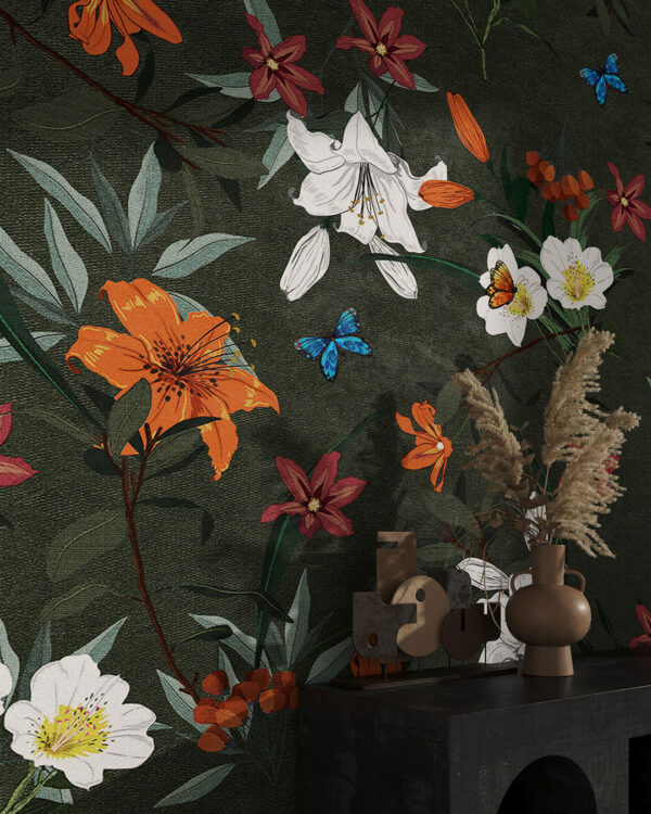 Designer Fototapete mit gemalten Lilien und Schmetterlingen Muster auf strukturiertem Hintergrund in dunklen Grüntönen für das Schlafzimmer