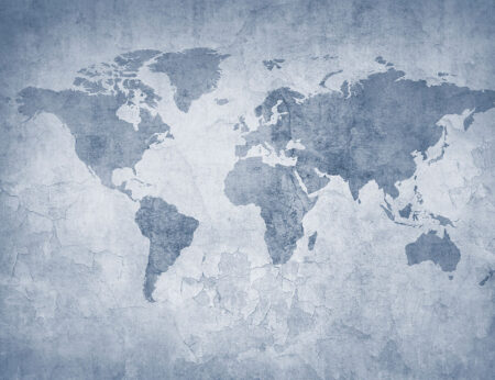 Fototapete Weltkarte Vintage in dunkelblauen Tönen auf einem hellblauen strukturierten Wandhintergrund