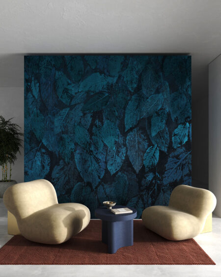 Wandtapete mit großen Blätter in dunklen Türkisfarben auf dunklem Hintergrund fürs Wohnzimmer