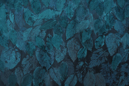 Wandtapete mit großen Blättern in dunklen Türkisfarben auf dunklem Hintergrund