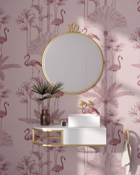 Fototapete mit einer dunkelrosa Gravur von Palmen und Flamingos Muster auf einem hellrosa Hintergrund fürs Badezimmer