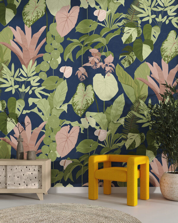Wandtapete mit bemalten Tropische Blätter in Grün- und Beigetönen Muster auf dunkelblauem Hintergrund für Wohnzimmer