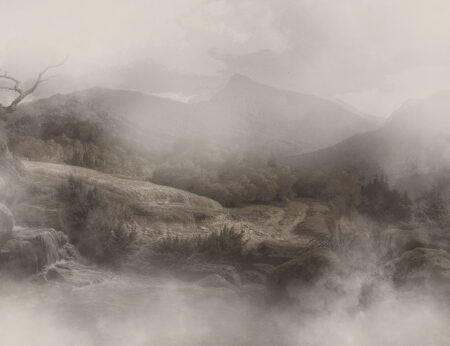 Wiese und Berge im Nebel Natur Fototapeten