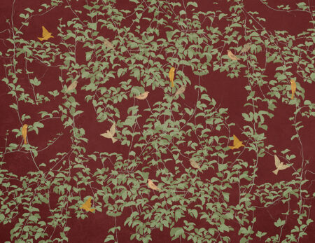 Botanische Fototapete im Chinoiserie-Stil mit bunten Vögeln auf rotem Hintergrund