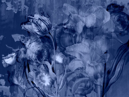 Stimmungsvolle florale blaue Fototapete mit großen Rosen und Pfingstrosen