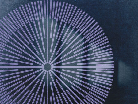 Asymmetrische Fototapete mit geometrischem Kreis auf blauem Hintergrund