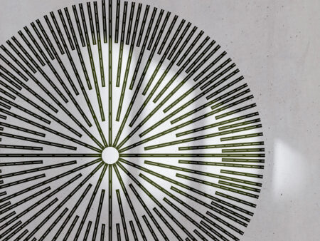 Asymmetrische Fototapete mit geometrischem Kreis auf weißem Hintergrund